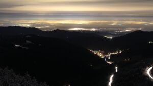 Dieses Bild zeigt eine Webcam-Aufnahme vom Achertal, aufgenommen am Donnerstag, den 27.11.2025 um 19:30 Uhr. Die Temperatur betrug -2.1°C.