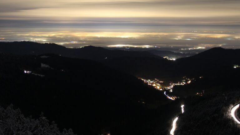 Dieses Bild zeigt eine Webcam-Aufnahme vom Achertal, aufgenommen am Donnerstag, den 27.11.2025 um 19:30 Uhr. Die Temperatur betrug -2.1°C.