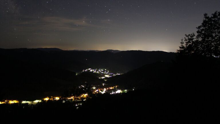 Dieses Bild zeigt eine Webcam-Aufnahme vom Achertal, aufgenommen am Donnerstag, den 18.06.2026 um 02:40 Uhr. Die Temperatur betrug 21.6°C.
