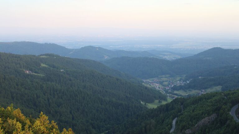 Dieses Bild zeigt eine Webcam-Aufnahme vom Achertal, aufgenommen am Samstag, den 31.05.2025 um 05:50 Uhr. Die Temperatur betrug 19°C.