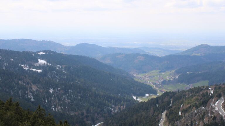 Dieses Bild zeigt eine Webcam-Aufnahme vom Achertal, aufgenommen am Freitag, den 03.04.2026 um 14:50 Uhr. Die Temperatur betrug 5.7°C.