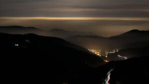 Dieses Bild zeigt eine Webcam-Aufnahme vom Achertal, aufgenommen am Samstag, den 24.01.2026 um 23:00 Uhr. Die Temperatur betrug 2.7°C.