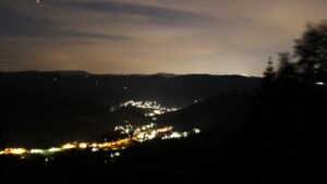 Dieses Bild zeigt eine Webcam-Aufnahme vom Achertal, aufgenommen am Donnerstag, den 16.07.2026 um 23:30 Uhr. Die Temperatur betrug 20°C.
