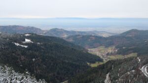 Dieses Bild zeigt eine Webcam-Aufnahme vom Achertal, aufgenommen am Freitag, den 28.11.2025 um 08:50 Uhr. Die Temperatur betrug 2.2°C.