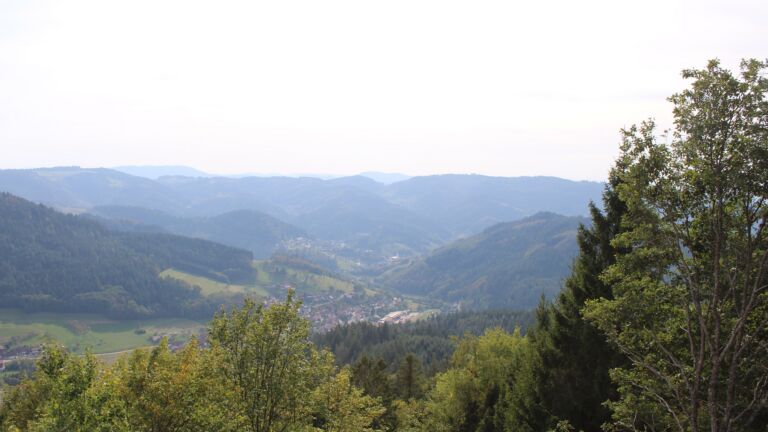 Dieses Bild zeigt eine Webcam-Aufnahme vom Achertal, aufgenommen am Montag, den 28.09.2026 um 15:50 Uhr. Die Temperatur betrug 30.8°C.