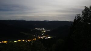 Dieses Bild zeigt eine Webcam-Aufnahme vom Achertal, aufgenommen am Freitag, den 23.10.2026 um 02:00 Uhr. Die Temperatur betrug 8.3°C.