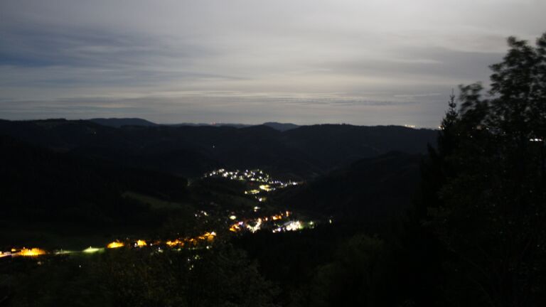 Dieses Bild zeigt eine Webcam-Aufnahme vom Achertal, aufgenommen am Freitag, den 23.10.2026 um 02:00 Uhr. Die Temperatur betrug 8.3°C.