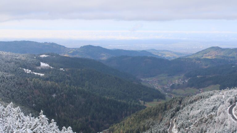 Dieses Bild zeigt eine Webcam-Aufnahme vom Achertal, aufgenommen am Donnerstag, den 27.11.2025 um 11:40 Uhr. Die Temperatur betrug 0.1°C.