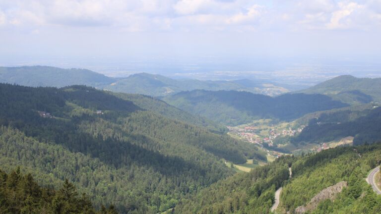 Dieses Bild zeigt eine Webcam-Aufnahme vom Achertal, aufgenommen am Freitag, den 23.05.2025 um 11:10 Uhr. Die Temperatur betrug 6.7°C.