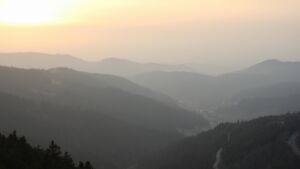 Dieses Bild zeigt eine Webcam-Aufnahme vom Achertal, aufgenommen am Sonntag, den 08.03.2026 um 18:00 Uhr. Die Temperatur betrug 10.3°C.