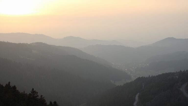 Dieses Bild zeigt eine Webcam-Aufnahme vom Achertal, aufgenommen am Sonntag, den 08.03.2026 um 18:00 Uhr. Die Temperatur betrug 10.3°C.