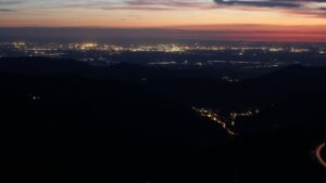 Dieses Bild zeigt eine Webcam-Aufnahme vom Achertal, aufgenommen am Freitag, den 17.04.2026 um 21:20 Uhr. Die Temperatur betrug 12.8°C.