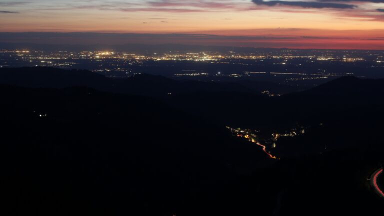 Dieses Bild zeigt eine Webcam-Aufnahme vom Achertal, aufgenommen am Freitag, den 17.04.2026 um 21:20 Uhr. Die Temperatur betrug 12.8°C.