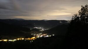 Dieses Bild zeigt eine Webcam-Aufnahme vom Achertal, aufgenommen am Sonntag, den 31.05.2026 um 23:20 Uhr. Die Temperatur betrug 13.6°C.