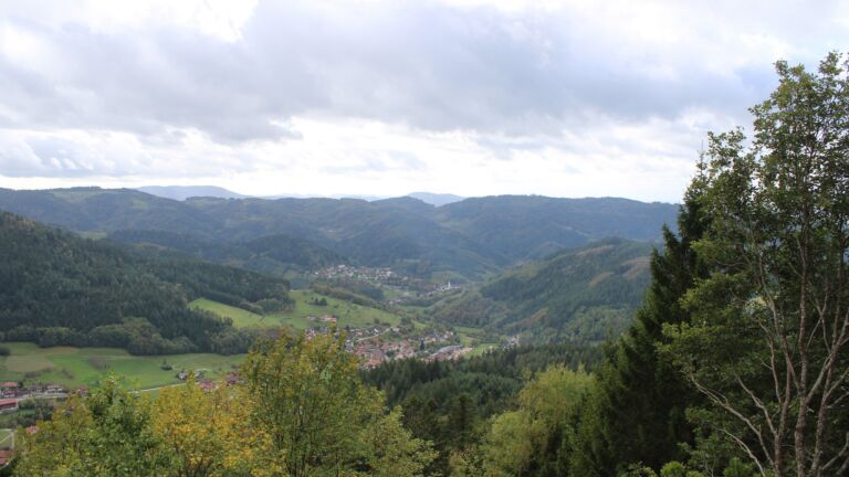 Dieses Bild zeigt eine Webcam-Aufnahme vom Achertal, aufgenommen am Donnerstag, den 22.10.2026 um 13:30 Uhr. Die Temperatur betrug 7.6°C.