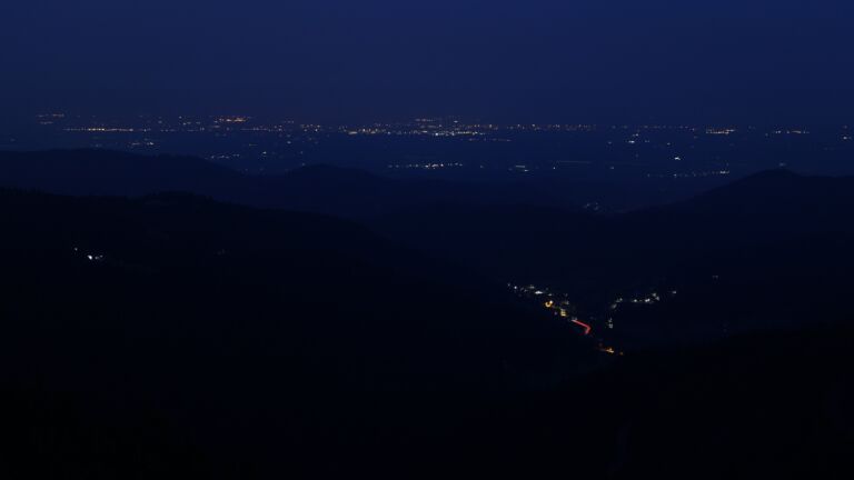 Dieses Bild zeigt eine Webcam-Aufnahme vom Achertal, aufgenommen am Freitag, den 13.06.2025 um 04:10 Uhr. Die Temperatur betrug 22.1°C.