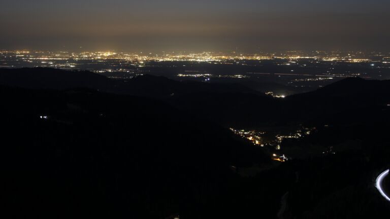 Dieses Bild zeigt eine Webcam-Aufnahme vom Achertal, aufgenommen am Donnerstag, den 26.02.2026 um 19:20 Uhr. Die Temperatur betrug 10.8°C.