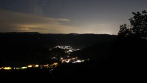 Dieses Bild zeigt eine Webcam-Aufnahme vom Achertal, aufgenommen am Freitag, den 07.08.2026 um 00:30 Uhr. Die Temperatur betrug 16.9°C.