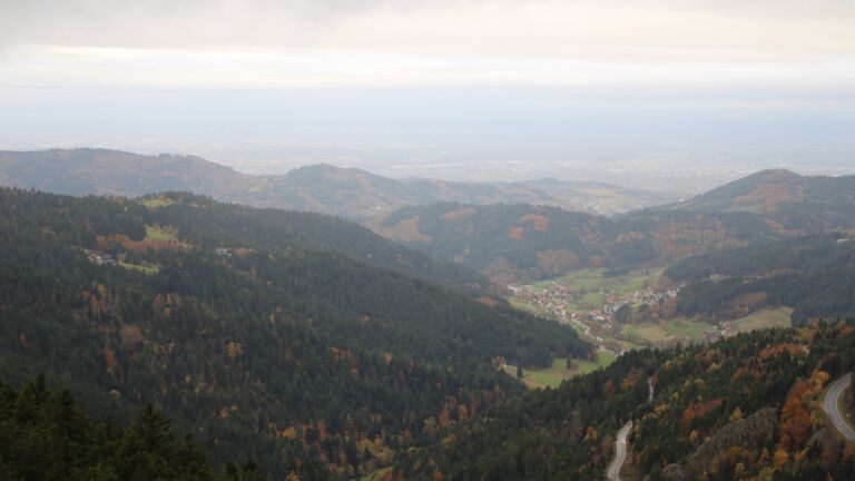 Dieses Bild zeigt eine Webcam-Aufnahme vom Achertal, aufgenommen am Dienstag, den 28.10.2025 um 08:30 Uhr. Die Temperatur betrug 3.8°C.