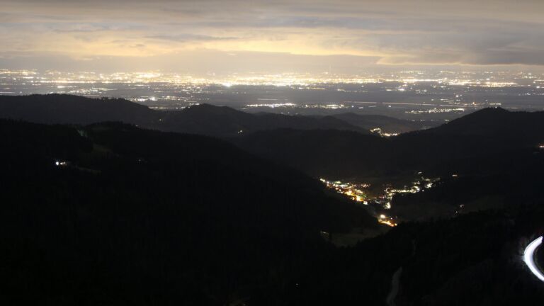 Dieses Bild zeigt eine Webcam-Aufnahme vom Achertal, aufgenommen am Samstag, den 28.02.2026 um 19:30 Uhr. Die Temperatur betrug 3.5°C.