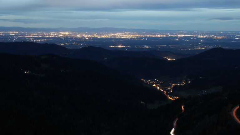 Dieses Bild zeigt eine Webcam-Aufnahme vom Achertal, aufgenommen am Mittwoch, den 29.10.2025 um 17:50 Uhr. Die Temperatur betrug 10.9°C.