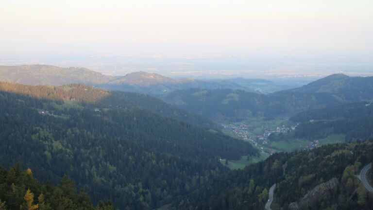 Dieses Bild zeigt eine Webcam-Aufnahme vom Achertal, aufgenommen am Montag, den 20.04.2026 um 07:00 Uhr. Die Temperatur betrug 4.9°C.