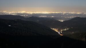 Dieses Bild zeigt eine Webcam-Aufnahme vom Achertal, aufgenommen am Mittwoch, den 04.03.2026 um 21:00 Uhr. Die Temperatur betrug 5.2°C.