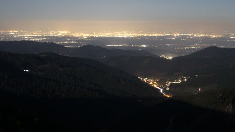 Dieses Bild zeigt eine Webcam-Aufnahme vom Achertal, aufgenommen am Mittwoch, den 04.03.2026 um 21:00 Uhr. Die Temperatur betrug 5.2°C.
