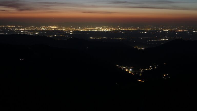 Dieses Bild zeigt eine Webcam-Aufnahme vom Achertal, aufgenommen am Dienstag, den 03.03.2026 um 19:20 Uhr. Die Temperatur betrug 6.8°C.