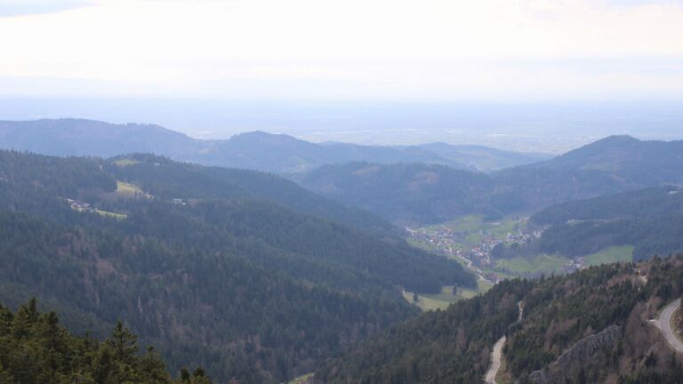 Dieses Bild zeigt eine Webcam-Aufnahme vom Achertal, aufgenommen am Sonntag, den 05.04.2026 um 17:10 Uhr. Die Temperatur betrug 10.4°C.