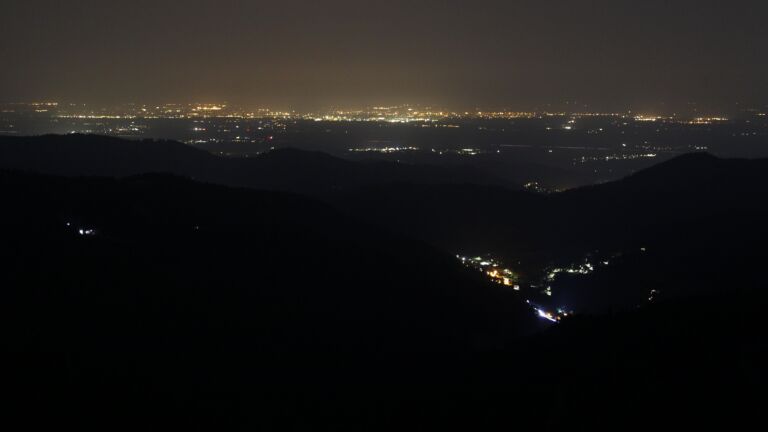 Dieses Bild zeigt eine Webcam-Aufnahme vom Achertal, aufgenommen am Samstag, den 16.08.2025 um 00:30 Uhr. Die Temperatur betrug 19.9°C.