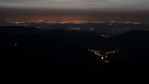 Dieses Bild zeigt eine Webcam-Aufnahme vom Achertal, aufgenommen am Samstag, den 07.03.2026 um 19:20 Uhr. Die Temperatur betrug 9.9°C.