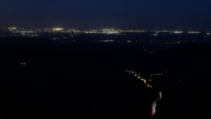 Dieses Bild zeigt eine Webcam-Aufnahme vom Achertal, aufgenommen am Donnerstag, den 30.04.2026 um 05:00 Uhr. Die Temperatur betrug 2.1°C.