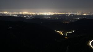 Dieses Bild zeigt eine Webcam-Aufnahme vom Achertal, aufgenommen am Donnerstag, den 23.04.2026 um 23:00 Uhr. Die Temperatur betrug 9.5°C.