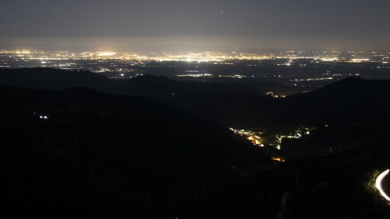 Dieses Bild zeigt eine Webcam-Aufnahme vom Achertal, aufgenommen am Donnerstag, den 23.04.2026 um 23:00 Uhr. Die Temperatur betrug 9.5°C.