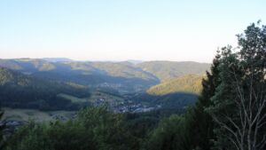 Dieses Bild zeigt eine Webcam-Aufnahme vom Achertal, aufgenommen am Donnerstag, den 13.08.2026 um 07:10 Uhr. Die Temperatur betrug 22.8°C.