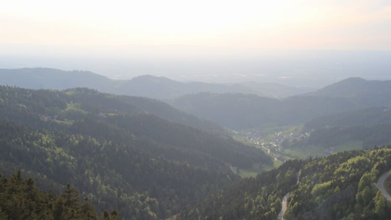 Dieses Bild zeigt eine Webcam-Aufnahme vom Achertal, aufgenommen am Montag, den 27.04.2026 um 19:30 Uhr. Die Temperatur betrug 13.2°C.