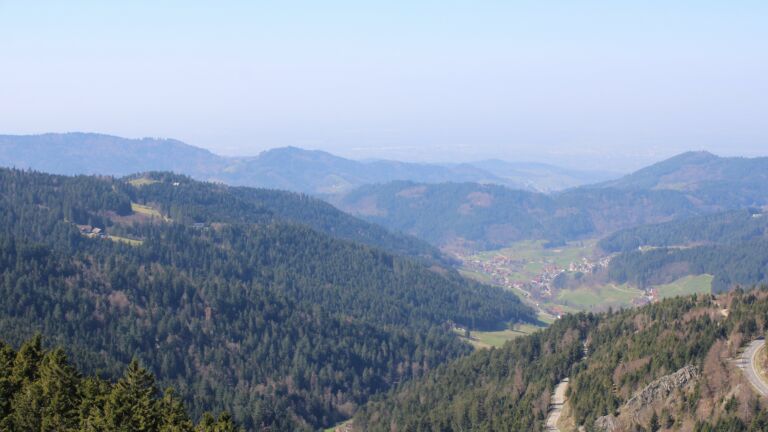 Dieses Bild zeigt eine Webcam-Aufnahme vom Achertal, aufgenommen am Freitag, den 20.03.2026 um 12:20 Uhr. Die Temperatur betrug 10.1°C.