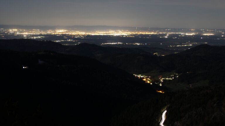 Dieses Bild zeigt eine Webcam-Aufnahme vom Achertal, aufgenommen am Sonntag, den 05.04.2026 um 03:00 Uhr. Die Temperatur betrug 9.9°C.