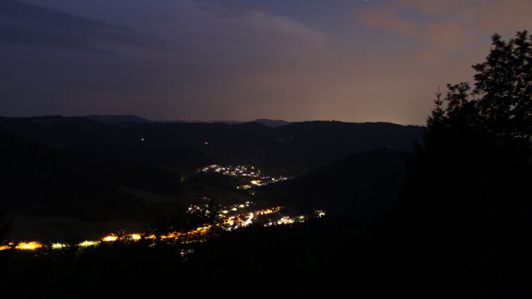 Dieses Bild zeigt eine Webcam-Aufnahme vom Achertal, aufgenommen am Mittwoch, den 15.07.2026 um 22:50 Uhr. Die Temperatur betrug 21.3°C.