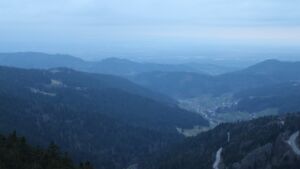 Dieses Bild zeigt eine Webcam-Aufnahme vom Achertal, aufgenommen am Dienstag, den 10.03.2026 um 18:30 Uhr. Die Temperatur betrug 7.6°C.