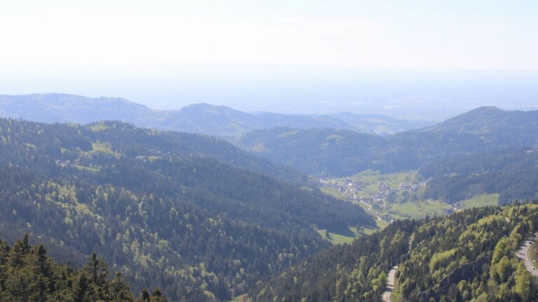 Dieses Bild zeigt eine Webcam-Aufnahme vom Achertal, aufgenommen am Sonntag, den 26.04.2026 um 16:40 Uhr. Die Temperatur betrug 15.3°C.