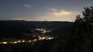 Dieses Bild zeigt eine Webcam-Aufnahme vom Achertal, aufgenommen am Donnerstag, den 06.08.2026 um 04:10 Uhr. Die Temperatur betrug 18.8°C.
