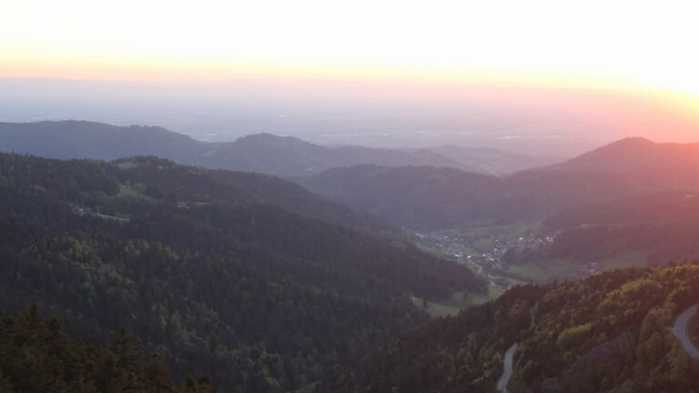 Dieses Bild zeigt eine Webcam-Aufnahme vom Achertal, aufgenommen am Donnerstag, den 30.04.2026 um 20:40 Uhr. Die Temperatur betrug 8.5°C.