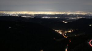 Dieses Bild zeigt eine Webcam-Aufnahme vom Achertal, aufgenommen am Samstag, den 29.11.2025 um 19:00 Uhr. Die Temperatur betrug 6.2°C.