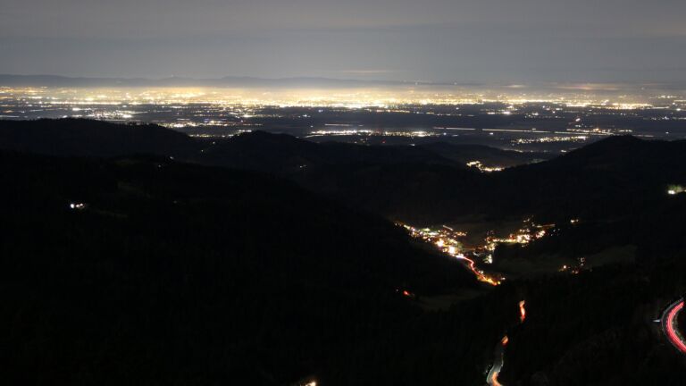 Dieses Bild zeigt eine Webcam-Aufnahme vom Achertal, aufgenommen am Samstag, den 29.11.2025 um 19:00 Uhr. Die Temperatur betrug 6.2°C.