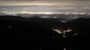 Dieses Bild zeigt eine Webcam-Aufnahme vom Achertal, aufgenommen am Freitag, den 19.12.2025 um 21:00 Uhr. Die Temperatur betrug 6.7°C.