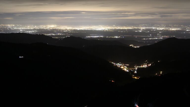 Dieses Bild zeigt eine Webcam-Aufnahme vom Achertal, aufgenommen am Freitag, den 19.12.2025 um 21:00 Uhr. Die Temperatur betrug 6.7°C.