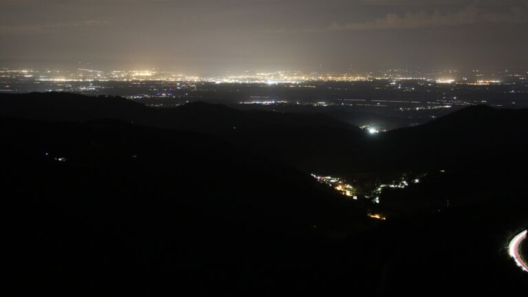Dieses Bild zeigt eine Webcam-Aufnahme vom Achertal, aufgenommen am Samstag, den 31.05.2025 um 23:50 Uhr. Die Temperatur betrug 16.3°C.