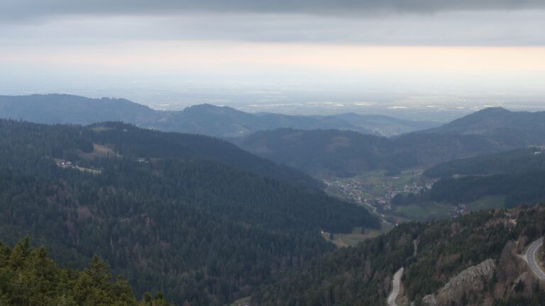 Dieses Bild zeigt eine Webcam-Aufnahme vom Achertal, aufgenommen am Dienstag, den 10.03.2026 um 18:00 Uhr. Die Temperatur betrug 6.9°C.